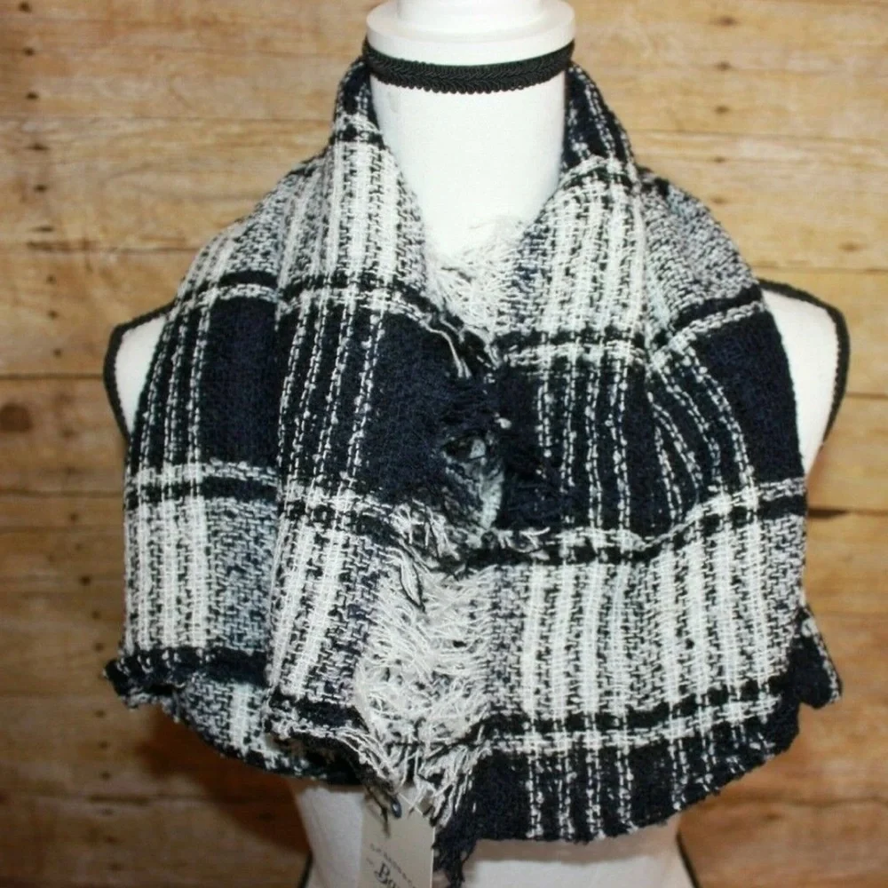 G.H. Bass & Co Women’s Navy/White/Black Plaid Woven Scarf NWT